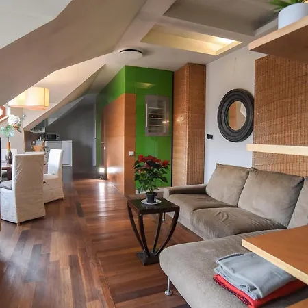Pelicanstay Montaigne * Paris