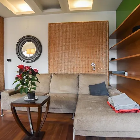 Pelicanstay Montaigne Parigi
